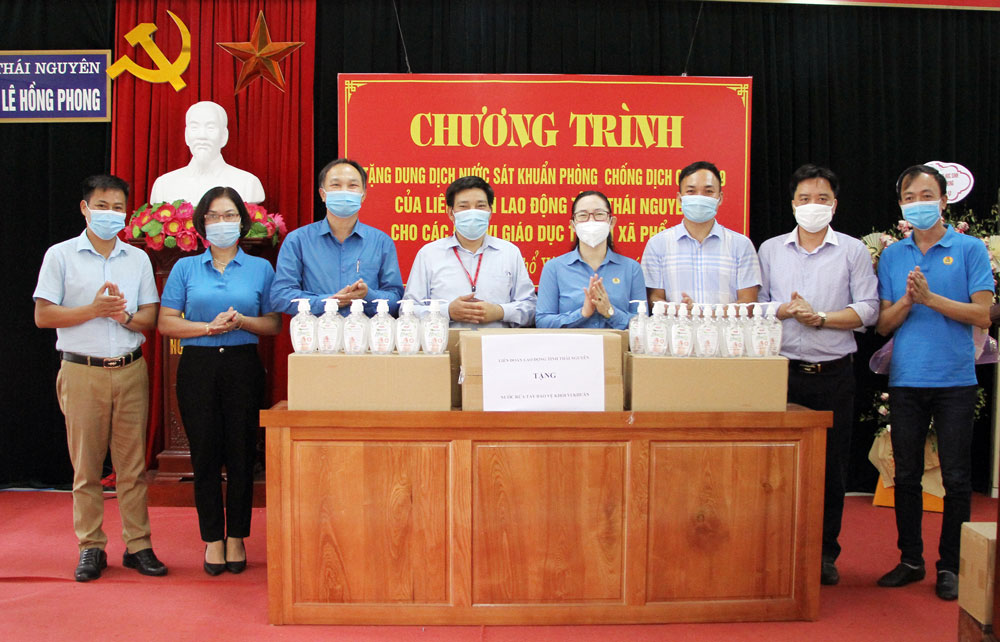   Lãnh đạo Liên đoàn Lao động tỉnh và Công đoàn ngành Giáo dục tỉnh tặng dung dịch sát khuẩn cho 4 trường THPT và Phòng Gáo dục và Đào tạo T.X Phổ Yên.