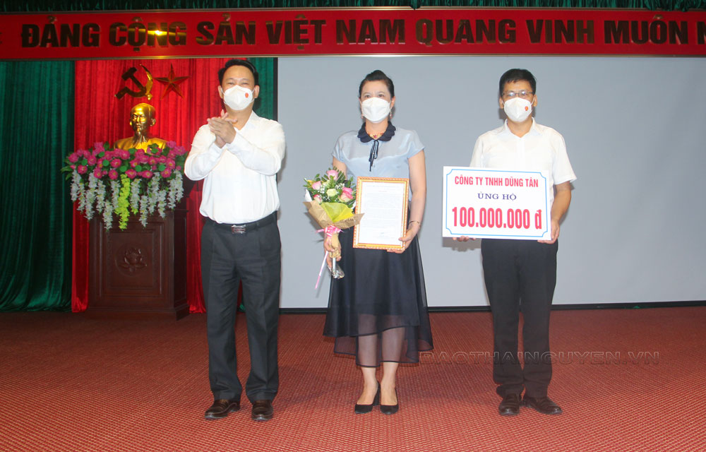  Công ty TNHH Dũng Tân ủng hộ 100 triệu đồng cho công tác phòng, chống dịch COVID-19 trên địa bàn T.P Sông Công.