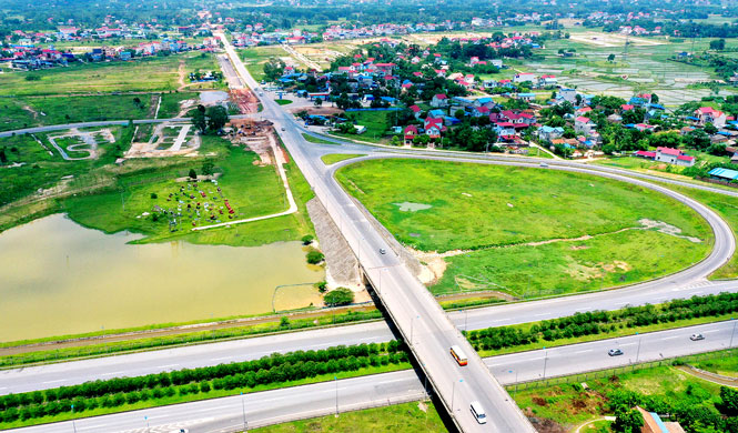  Hạ tầng giao thông có vai trò đặc biệt quan trọng đối với phát triển kinh tế - xã hội nói chung, thu hút đầu tư vào tỉnh nói riêng. Trong ảnh: Đến nay, đường vành đai 5 vùng Thủ đô Hà Nội qua địa bàn tỉnh đã thi công được trên 90% khối lượng. Ảnh: N.H 