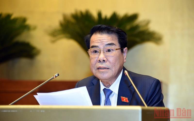  Ủy viên Ủy ban Thường vụ Quốc hội, Trưởng Ban Dân nguyện thuộc Ủy ban Thường vụ Quốc hội Dương Thanh Bình trình bày Báo cáo kết quả giám sát việc giải quyết kiến nghị của cử tri gửi đến Kỳ họp thứ 2, Quốc hội khóa XV. Ảnh: Báo Nhân Dân