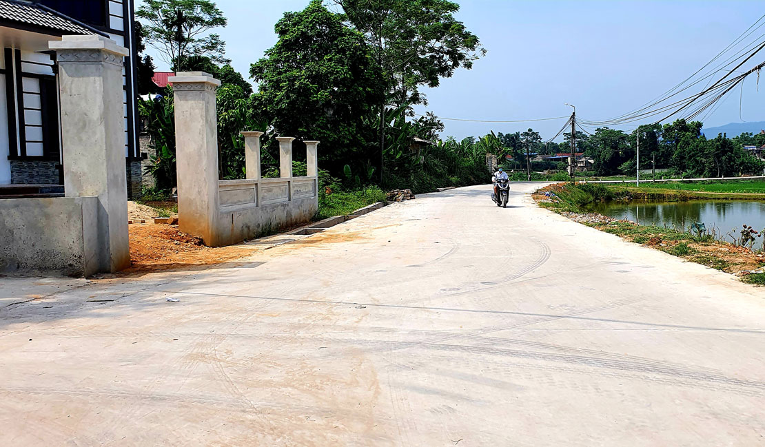  Nhiều tuyến đường trên địa bàn xã Bá Xuyên được nâng cấp, mở rộng nhờ huy động sức dân.