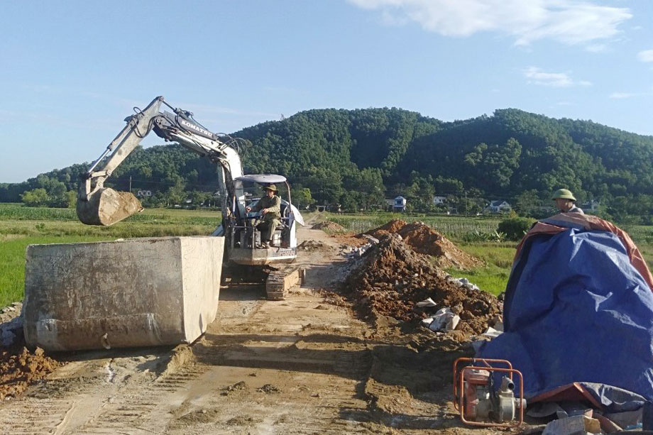  Tuyến đường từ Quốc lộ 37 qua trụ sở UBND xã Cù Vân đi xóm 6, xóm 7 và nối liền với tuyến đường Cù Vân - Phục Linh đang được cải tạo, nâng cấp với tổng kinh phí đầu tư 2,5 tỷ đồng.