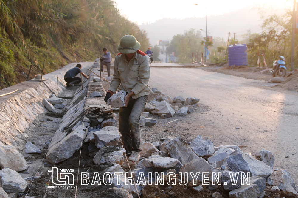  Các công nhân tiến hành nâng cấp, sửa chữa tuyến đường từ ngã ba Quán Vuông (xã Trung Hội) đến đèo De (xã Phú Đình).
