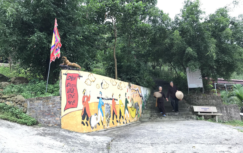  Đường lên đền Quan, phố Giang Trung, thị trấn Giang Tiên (Phú Lương).