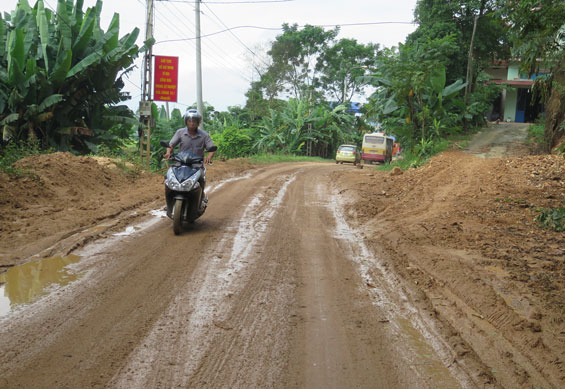  Đoạn đường tỉnh 270 (qua xã Tân Thái) hiện có 5 điểm thường xuyên bị bùn đất tràn lên mặt đường sau mưa.