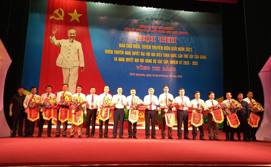  Đồng chí Vũ Duy Hoàng, Ủy viên Ban Thường vụ, Trưởng Ban Tuyên giáo Tỉnh ủy tặng hoa, cờ lưu niệm cho các đội thi.