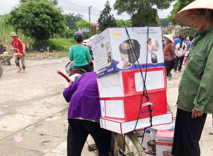  Người dân chở hàng về từ chương trình “Người nội trợ thông minh” ở xã Vô Tranh (Ảnh: Internet).