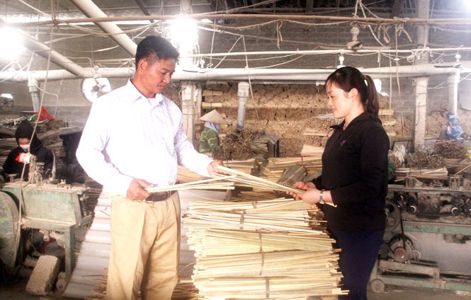  Anh Triệu Văn Lương kiểm tra sản phẩm để làm tăm hương.