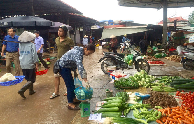  Tình trạng quầy hàng bày bán tràn ra lối đi vào chợ, bày ra nền đất gây mất vệ sinh khá phổ biến tại chợ đầu mối Túc Duyên