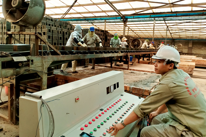  Sản xuất gạch tại Nhà máy gạch tuynel Phú Lộc, ở xã Cổ Lũng (Phú Lương).