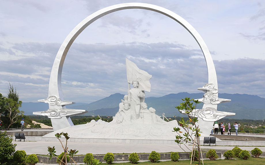  Tượng đài chiến sĩ Gạc Ma tại Khu tưởng niệm chiến sĩ Gạc Ma, xã Cam Hải Ðông, huyện Cam Lâm, tỉnh Khánh Hòa.