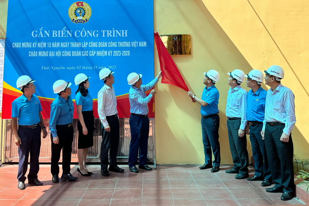  Các đại biểu gắn biển công trình thi đua tại Nhà máy Luyện thép Lưu Xá.