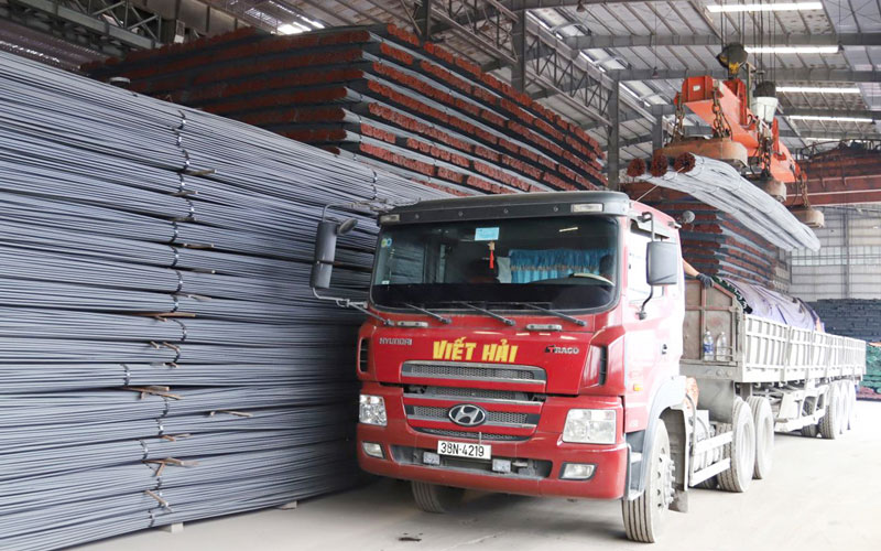  Vận chuyển sản phẩm thép cán của Công ty CP Gang thép Thái Nguyên đi tiêu thụ.