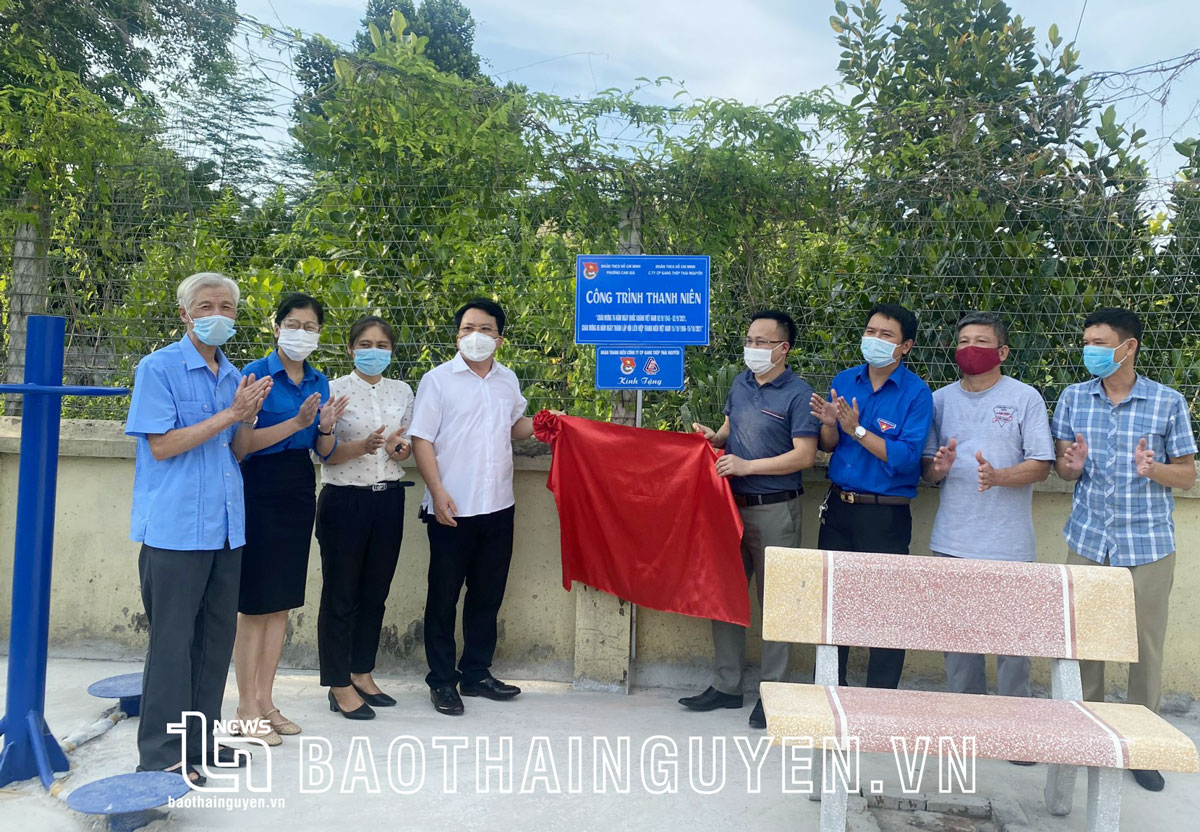 Đoàn Thanh niên Công ty CP Gang thép Thái Nguyên trao tặng cụm các thiết bị thể dục thể thao, trị giá trên 25 triệu đồng, cho tổ 13, phường Cam Giá (TP. Thái Nguyên).