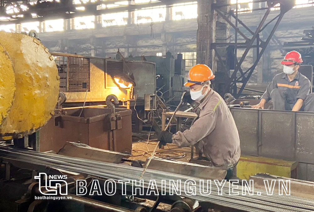 Những năm qua, Công ty CP Gang thép Thái Nguyên luôn quan tâm chăm lo, đảm bảo việc làm, thu nhập cho người lao động. Trong ảnh: Công nhân làm việc tại Nhà máy Cán thép Lưu Xá.