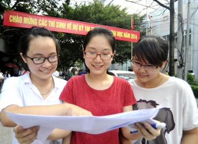  Thí sinh tham dự kỳ thi tuyển sinh đại học, cao đẳng năm 2014 trao đổi về đề thi sau giờ làm bài.