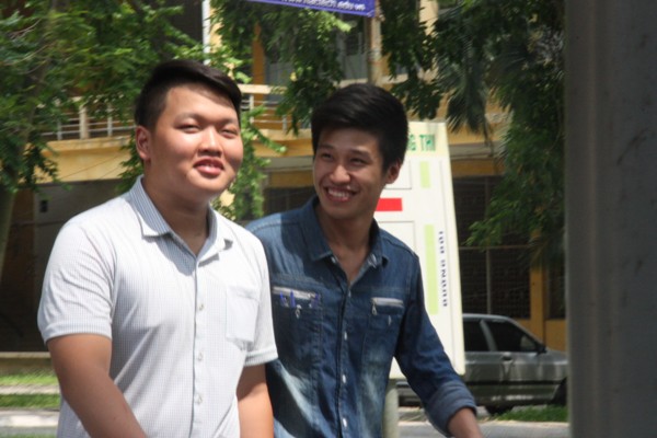   Thí sinh vui vẻ sau khi kết thúc kỳ thi.