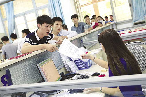  Những ngày cuối tuần, lượng hồ sơ xin rút vẫn rất cao.