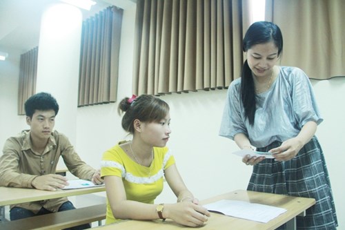  Cán bộ coi thi kiểm tra thông tin của thí sinh.
