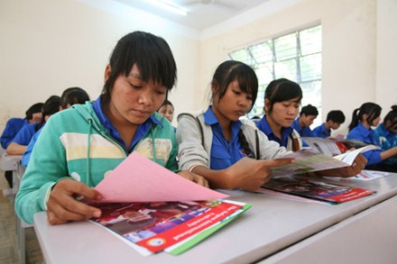     Học sinh các tỉnh vùng sâu, vùng xa, người dân tộc thuộc đối tượng cử tuyển. Trong ảnh Học sinh huyện Bù Gia Mập, tỉnh Bình Phước tham gia tư vấn tuyển sinh.