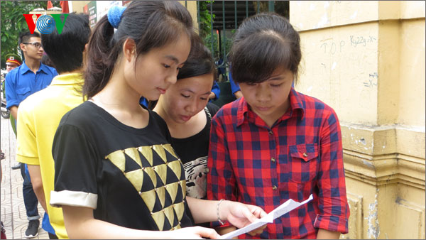  Thí sinh xem lại đề sau khi kết thúc môn thi trong kỳ thi ĐH năm 2013.