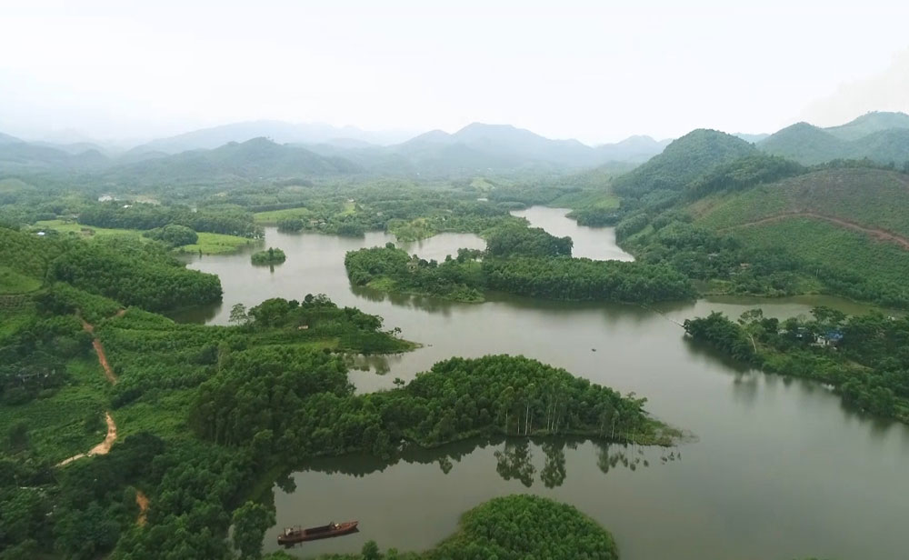  Một góc hồ Ghềnh Chè, công trình thủy lợi và điểm du lịch khá nổi tiếng của vùng đất Bình Sơn.