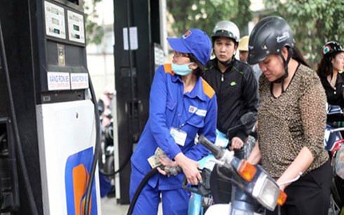  Giá bán lẻ xăng RON 92 tăng 70 đồng/lít so với cuối năm 2014.