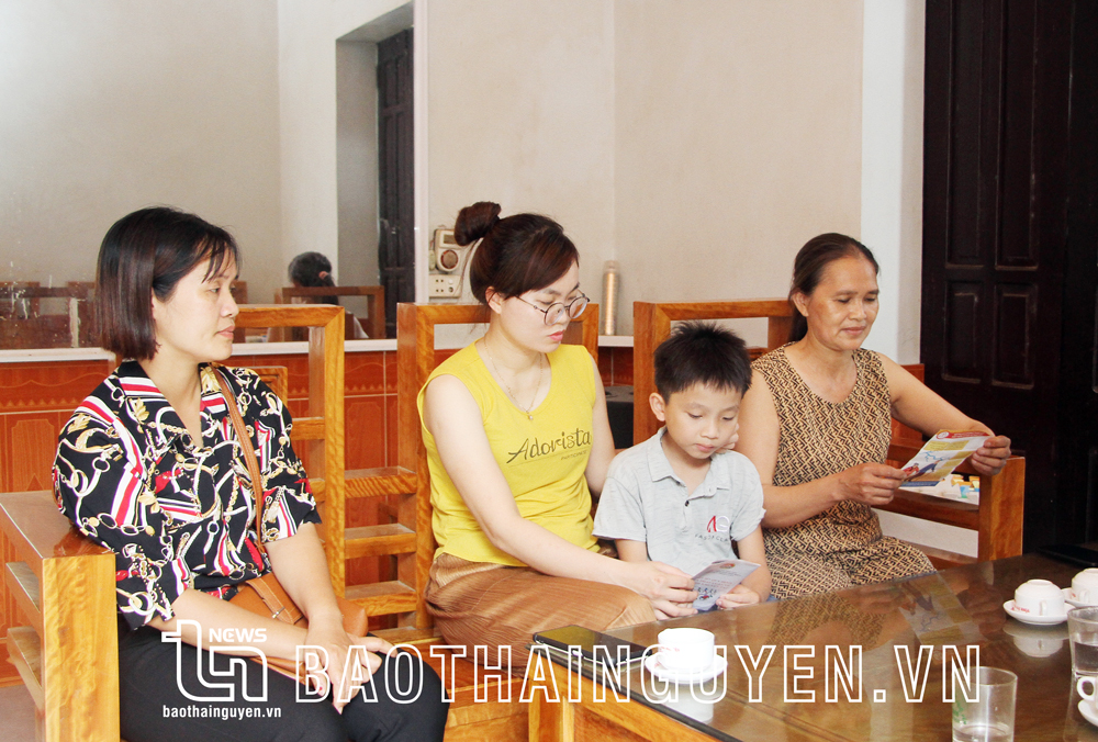  Thành viên Ban quản lý mô hình “Địa chỉ tin cậy - nhà tạm lánh” phường Tiên Phong (TP. Phổ Yên) đến từng hộ dân tuyên truyền về bình đẳng giới và phòng, chống BLGĐ.