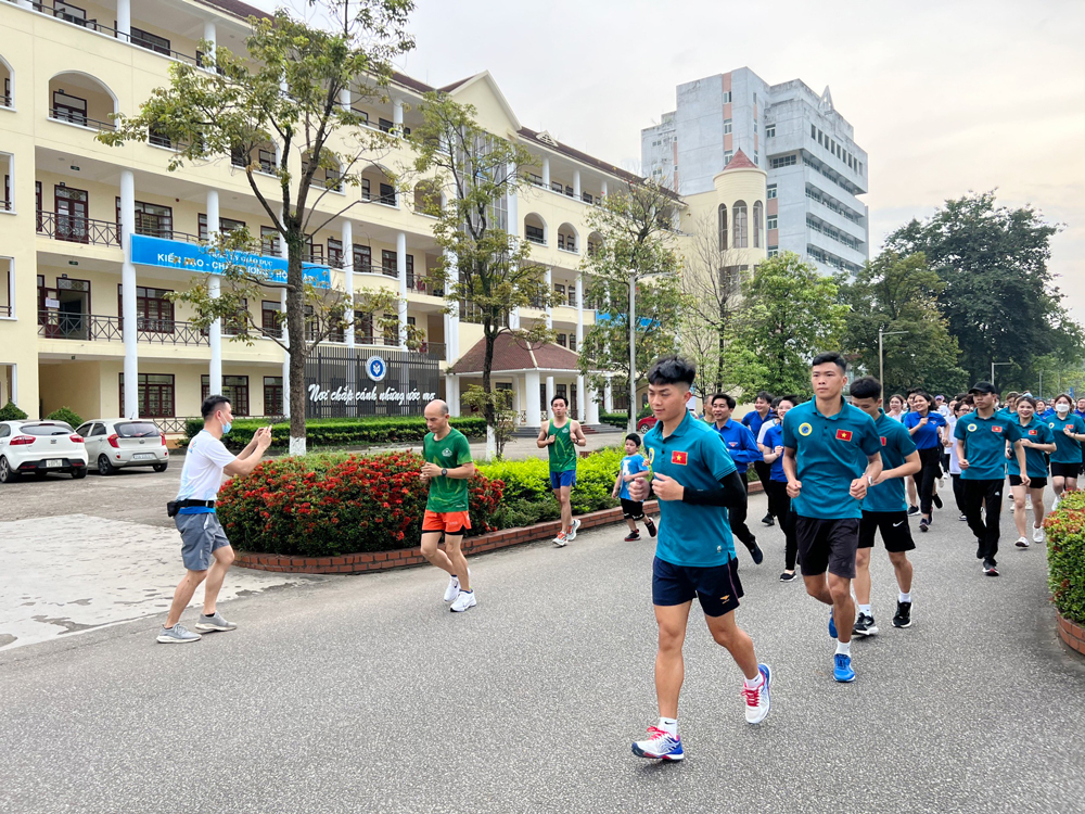  Đoàn viên, thanh niên Trường Đại học Sư phạm Thái Nguyên hưởng ứng chương trình Những bước chân cộng đồng.