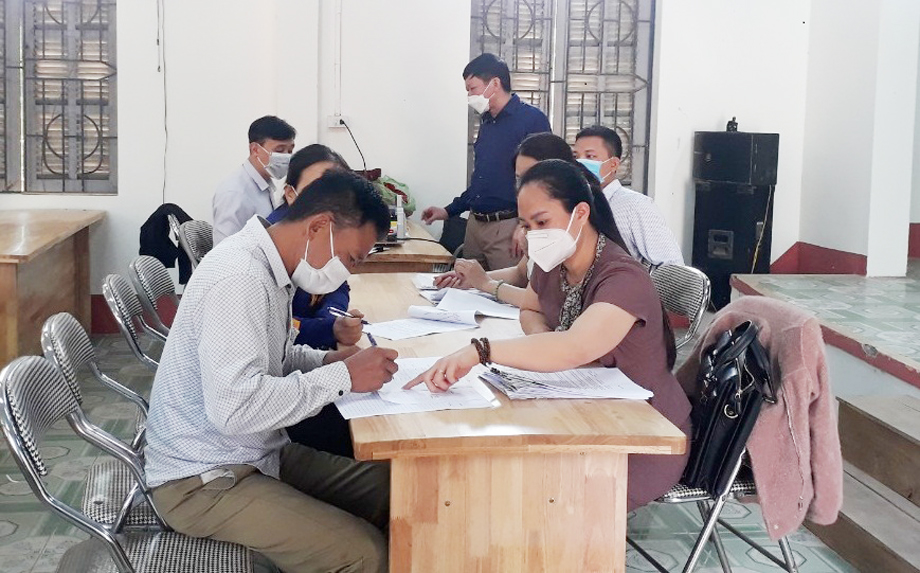  Hội viên nông dân xã Sơn Phú (Định Hóa) được giải ngân vốn vay phát triển sản xuất. 