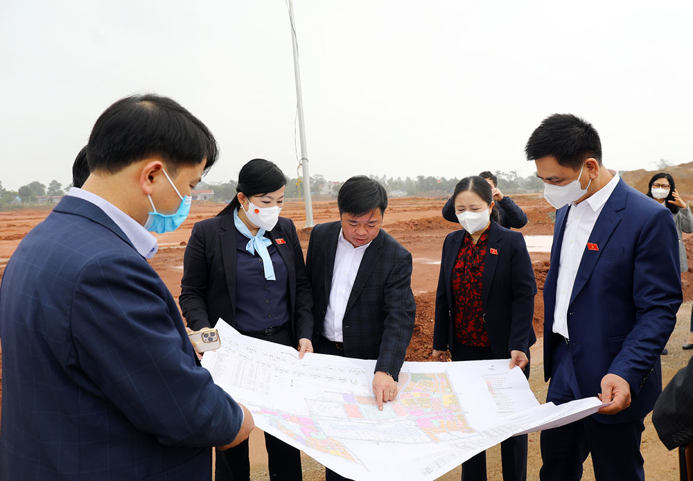  Các đại biểu tham quan Dự án xây dựng quần thể khu văn hóa - thể thao - công viên cây xanh T.X Phổ Yên
