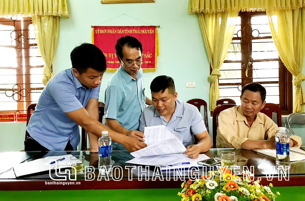 Đoàn công tác của Ủy ban MTTQ tỉnh giám sát việc thực hiện chính sách hỗ trợ người lao động và sử dụng lao động gặp khó khăn do dịch COVID-19 tại xã Tràng Xá (Võ Nhai).