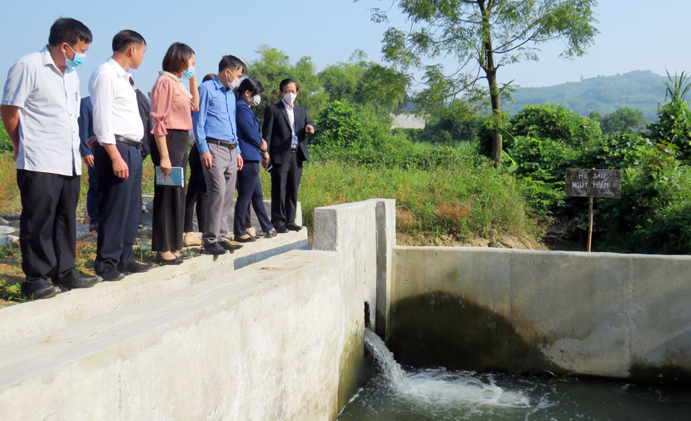  Đoàn kiểm tra công trình nâng cấp tràn liên hợp xóm 9 đi xóm 10 (xã Tân Linh, Đại Từ).
