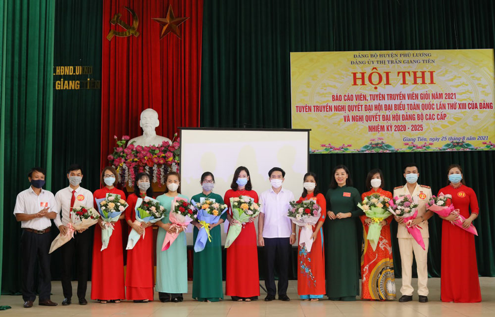  Đảng bộ thị trấn Giang Tiên đã tổ chức thành công Hội thi báo cáo viên, tuyên truyền viên giỏi cấp cơ sở vào cuối tháng 8-2021.  