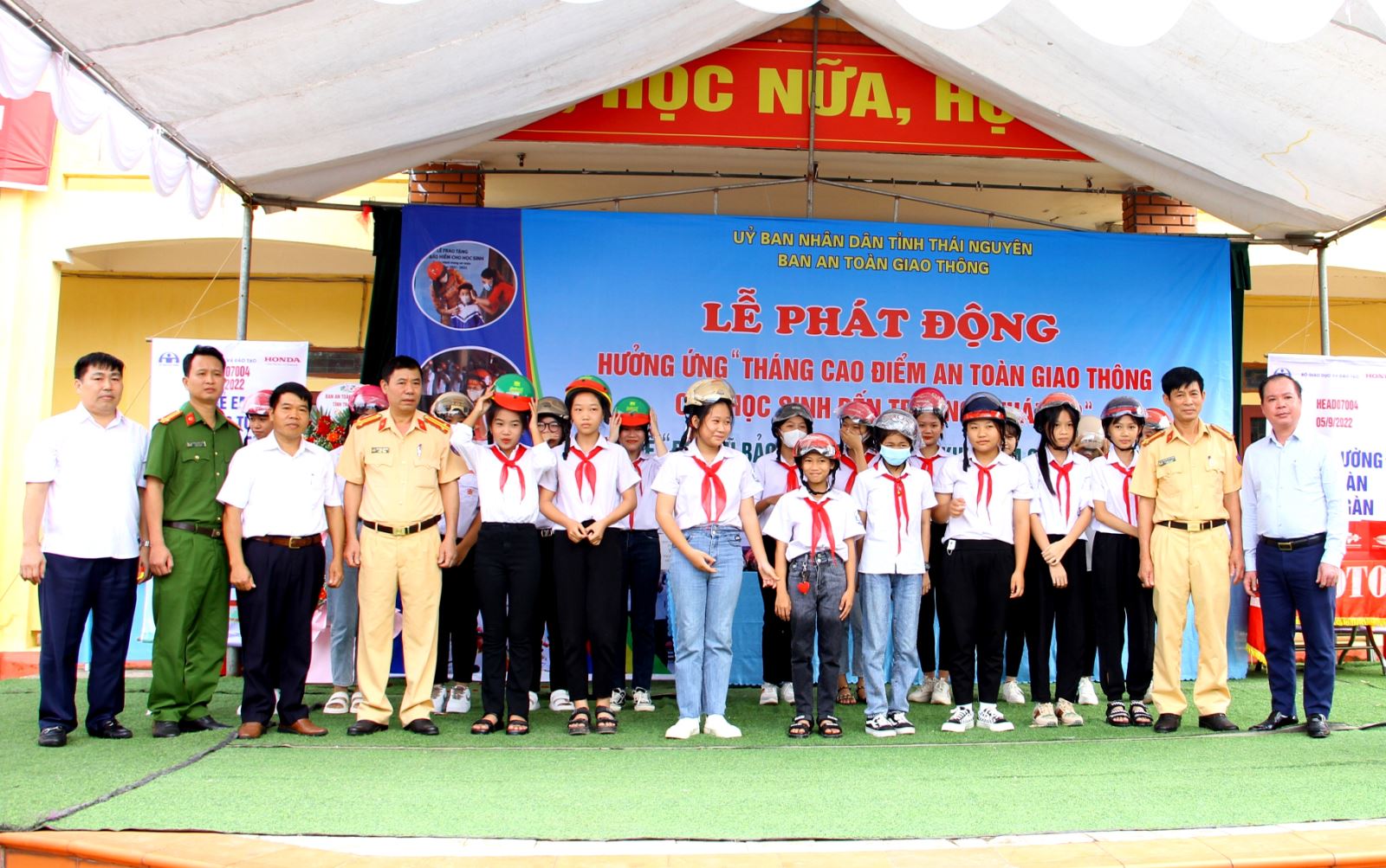  Đại diện Ban ATGT tỉnh và các đơn vị, doanh nghiệp trao tặng mũ bảo hiểm cho học sinh Trường THCS Tân Cương (TP. Thái Nguyên).