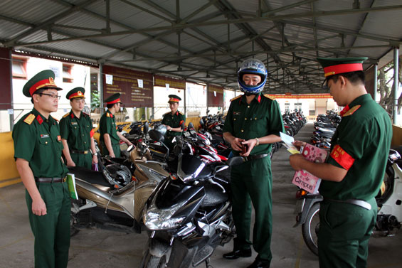  Trực ban các cơ quan, đơn vị thuộc Bộ CHQS tỉnh thường xuyên kiểm tra nhà xe và các quân nhân trước khi đi ra ngoài đơn vị bằng xe mô tô.