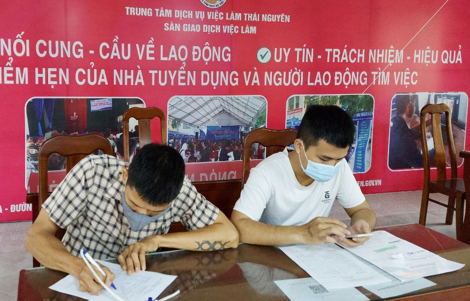  Người lao động tham gia phiên giao dịch tại điểm cầu tỉnh Thái Nguyên. 