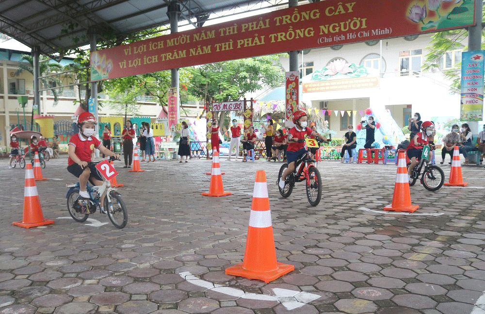   Trong khuôn khổ chương trình, các cháu độ tuổi mẫu giáo đã được tham gia hoạt động giáo dục an toàn giao thông.