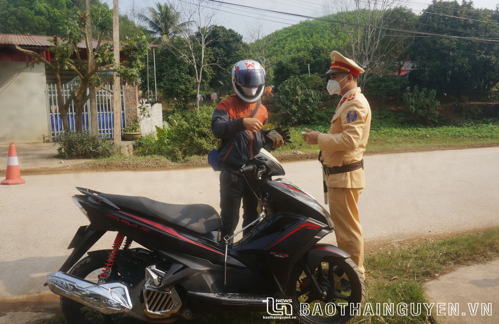  Cảnh sát giao thông Công an huyện Đồng Hỷ làm nhiệm vụ tuần tra, kiểm soát tại đường trục xã Khe Mo.