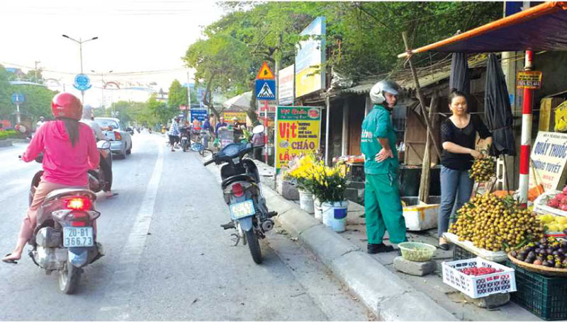  Đoạn đường giao nhau giữa Quốc lộ 3 cũ vào đường Lương Sơn, phường Lương Sơn (T.P Sông Công) thường xuyên tái diễn tình trạng tiểu thương bán hàng trên vỉa hè, người mua hàng dựng xe dưới lòng đường, tiềm ẩn nhiều nguy cơ mất an toàn giao thông.