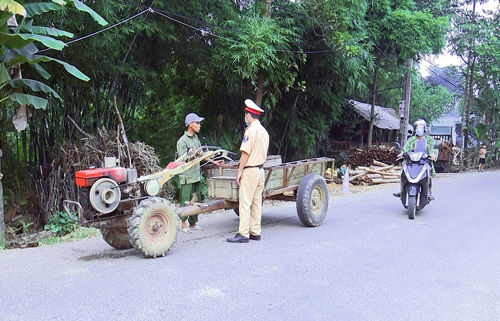  Đội Cảnh sát giao thông – trật tự (Công an huyện Phú Lương) tuần tra, kiểm soát giao thông tại các trục đường liên xã, tỉnh lộ.  