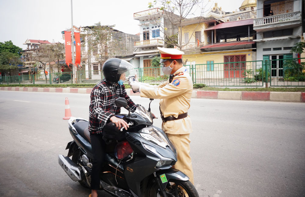  Cán bộ Phòng Cảnh sát giao thông (Công an tỉnh) kiểm tra nồng độ cồn đối với người điều khiển phương tiện tham gia giao thông trên Quốc lộ 3, đoạn qua địa phận phường Tân Lập (T.P Thái Nguyên).