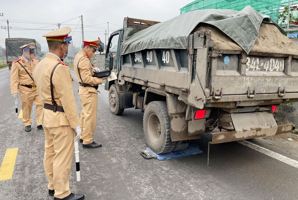  Lực lượng chức năng kiểm tra tải trọng phương tiện lưu thông trên tuyến đường Hoà Bình - Hoá Thượng (Đồng Hỷ).