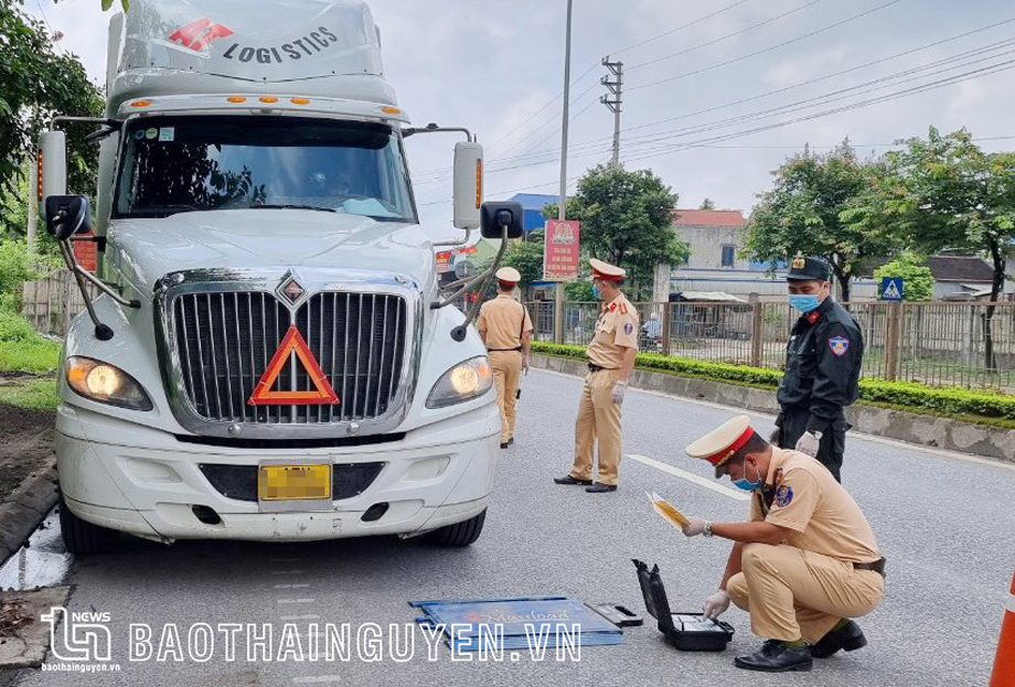  Lực lượng chức năng kiểm tra tải trọng phương tiện tại Quốc lộ, đoạn qua địa phận phường Lương Sơn (TP. Sông Công).