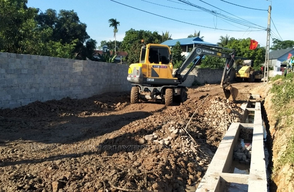  Người dân xóm Bãi Hát, xã Bá Xuyên (T.P Sông Công) giải phóng mặt bằng hơn 1km tuyến đường trục chính để chuẩn bị đổ bê tông. 