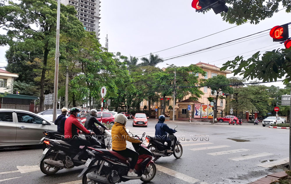  Việc dừng phương tiện trước vạch kẻ đường khi chờ đèn đỏ là hành động thể hiện người có văn hóa giao thông.