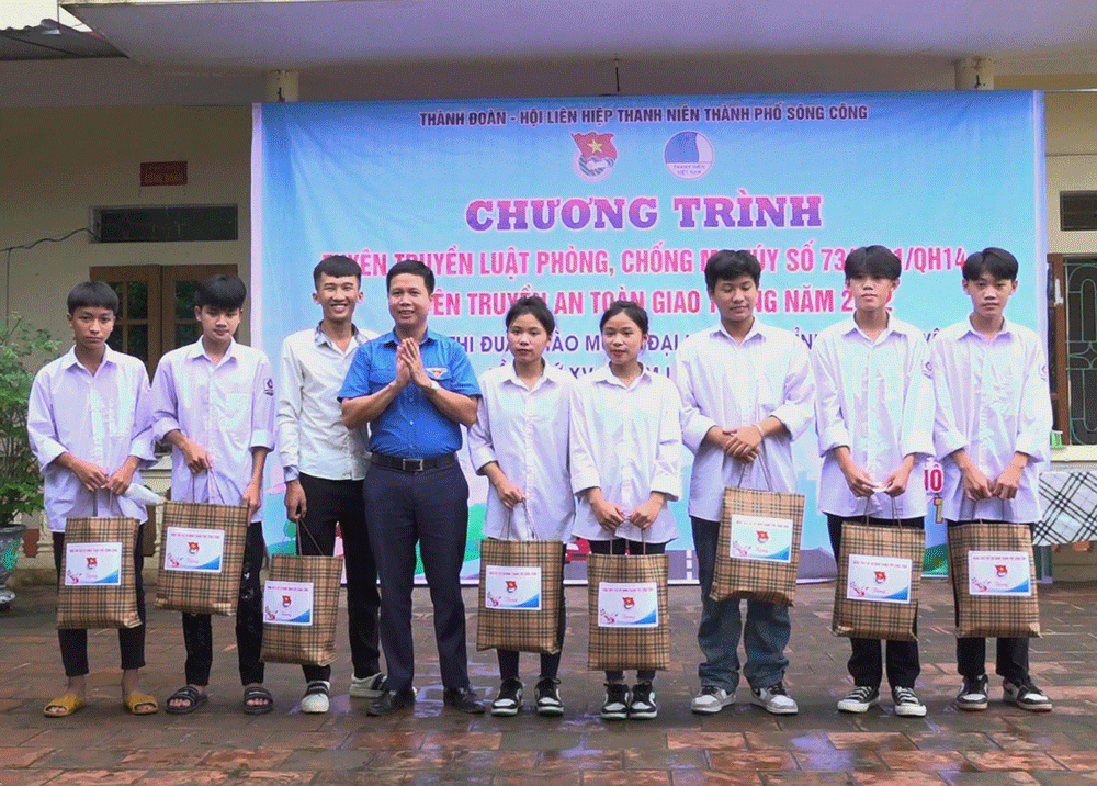  Thành đoàn Sông Công trao tặng 8 suất quà cho các em học sinh có hoàn cảnh khó khăn, vươn lên học tập tốt của Trường THPT Lương Thế Vinh.