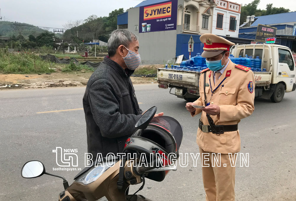  Cán bộ Phòng Cảnh sát giao thông (Công an tỉnh) làm nhiệm vụ trên tuyến Quốc lộ 3, đoạn qua địa phận huyện Phú Lương.