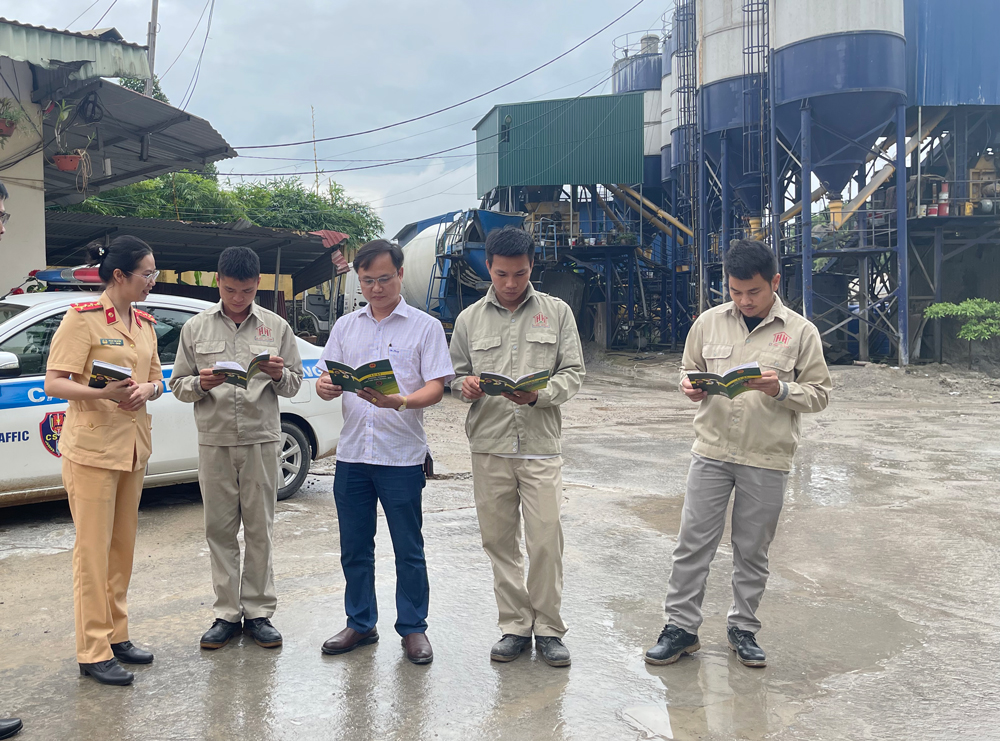  Đội Cảnh sát Giao thông - Trật tự (Công an T.P Thái Nguyên) tuyên truyền tại Trạm trộn bê tông Hữu Huệ.