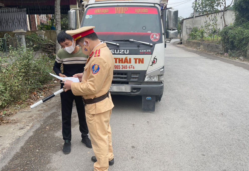  Đội Cảnh sát giao thông - Trật tự (Công an huyện Phú Lương) tuần tra, kiểm soát trên tuyến đường liên xã.